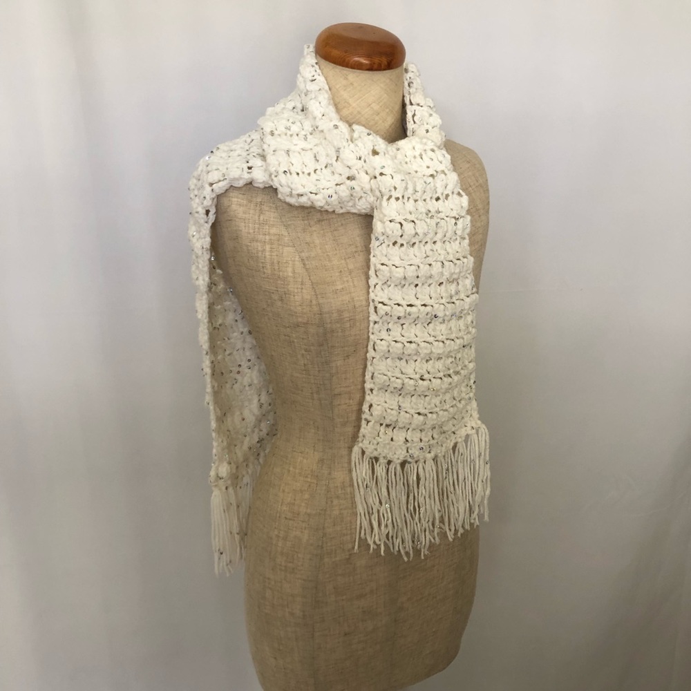 💕SALE💕 EUC Hand Crocheted White Scarf